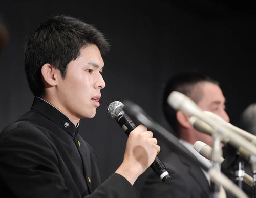 プロ志望を表明した大船渡・佐々木（左）。右は国保監督（撮影・横山健太）