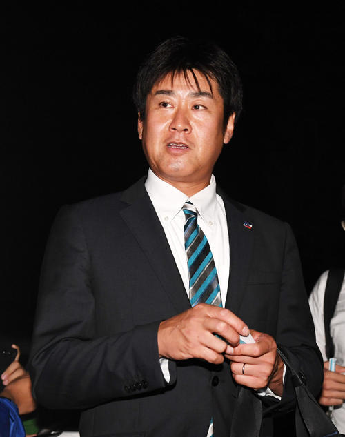 大船渡・佐々木との面談を終え取材に応じるヤクルト斉藤スカウト（撮影・横山健太）