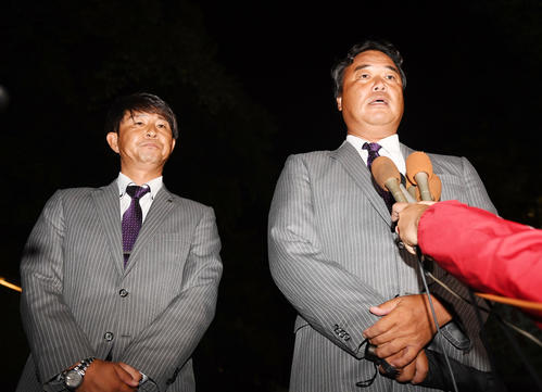 大船渡・佐々木朗希との面談を終え取材に応じるロッテ永野チーフスカウト（右）と柳沼スカウト（撮影・横山健太）