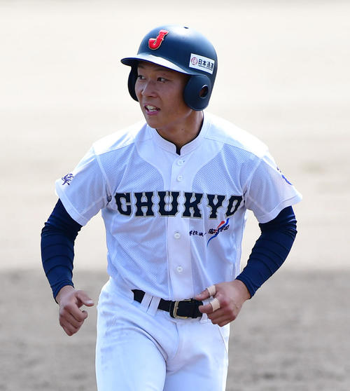4月、佐々木の163キロのボールを受けた翌日、左手にテーピングして走塁練習を行う中京学院大中京・藤田