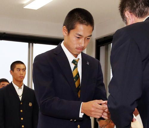 抽選を行う仙台育英・田中主将（撮影・野上伸悟）