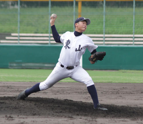 東山対京都外大西　4回からロング救援で好投した東山・梅谷侑生（撮影・柏原誠）