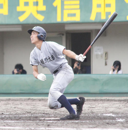 東山対京都外大西　3回裏、左犠飛を放つ京都外大西・山下航汰（撮影・柏原誠）
