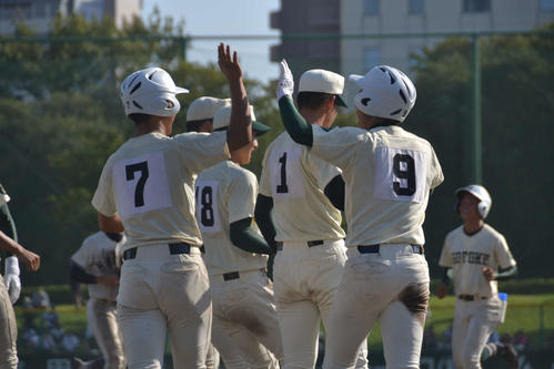 延長10回サヨナラ勝ちで長田を下し、喜ぶ報徳学園ナイン