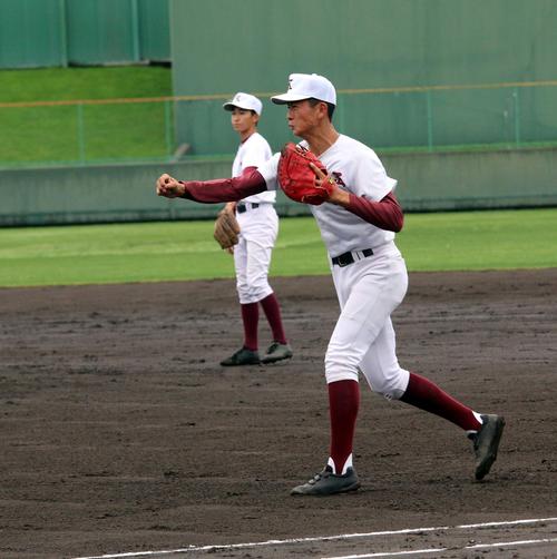 落ち着いて一塁の守備をこなす函館工・金田一塁手（撮影・永野高輔）