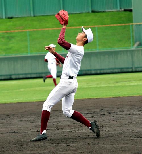 守備練習でフライを捕球する函館地区予選出塁率8割5分7厘の函館工・金田一塁手（撮影・永野高輔）