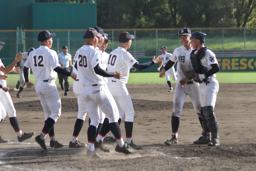 京都翔英対西城陽　近畿大会出場を決めて喜ぶ森岡大輔主将（右）ら京都翔英ナイン（撮影・柏原誠）