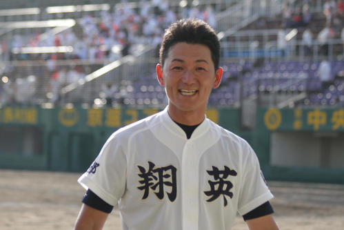 京都翔英対西城陽　笑顔を見せる京都翔英・山下勝弘監督（撮影・柏原誠）
