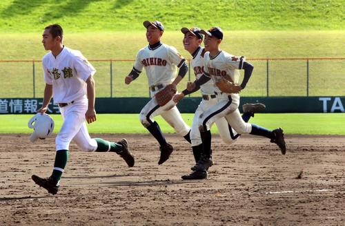 帯広農対武修館　10年ぶりの秋北海道大会1勝を挙げ笑顔で引き揚げる帯広農の水上右翼手（中央）