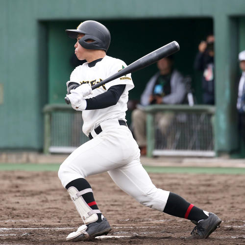7回裏札幌日大1死二塁、明田は中前適時打を放つ（撮影・佐藤翔太）
