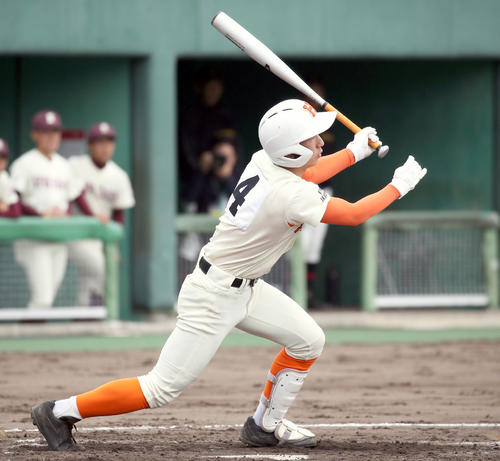 4回表北海道栄1死満塁、吉光は勝ち越しとなる2点適時打を放つ（撮影・佐藤翔太）