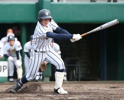 岩内対東海大札幌　5回裏東海大札幌無死、中前打を放つ佐藤（撮影・黒川智章）
