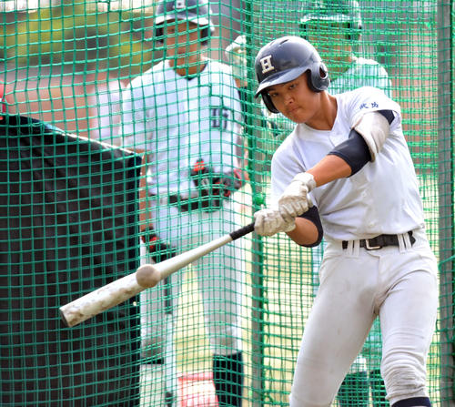 マシン打撃で快音を響かせる佐藤圭遊撃手（撮影・山岸章利）