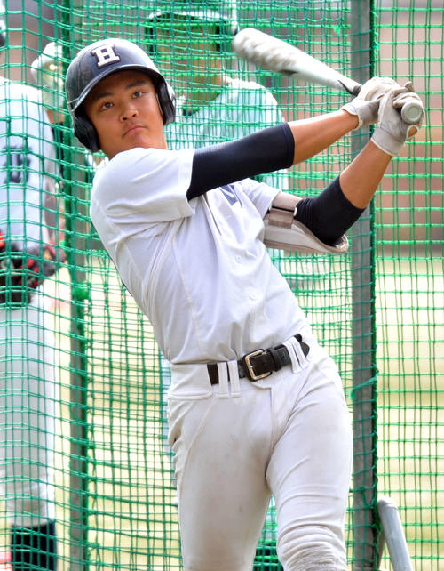 打撃練習する佐藤圭遊撃手（撮影・山岸章利）