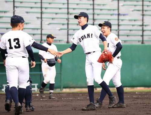稚内大谷対札幌大谷　試合後、笑顔でナインとタッチする右から掛川と竹嶋（撮影・黒川智章）