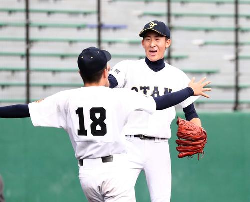 稚内大谷対札幌大谷　試合後、掛川（手前）と笑顔で抱き合う竹嶋（撮影・黒川智章）