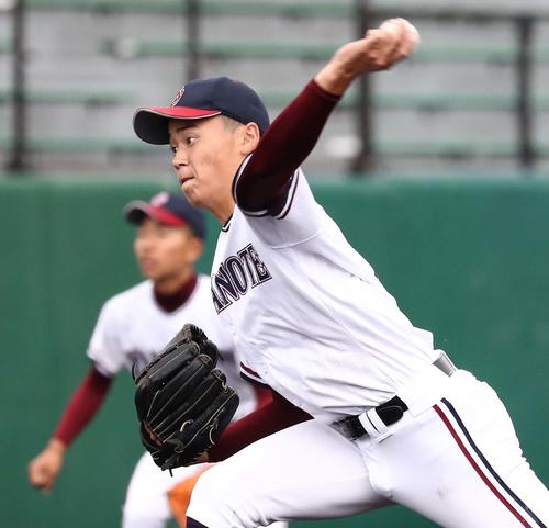 帯広農対札幌山の手　腰の痛みを我慢し投球する佐藤（撮影・黒川智章）