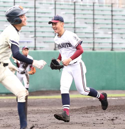 帯広農対札幌山の手　6回表帯広農1死満塁、井村（左）を併殺にとり笑顔の佐藤（撮影・黒川智章）