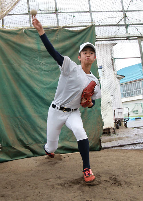 北信越大会に備えて投げ込む新潟産大付のエース西村