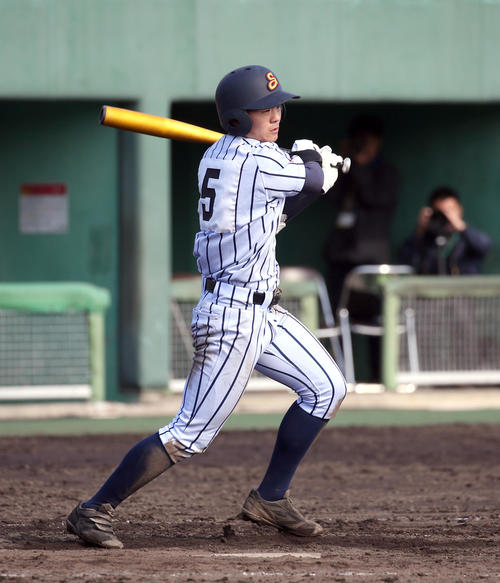 旭川実対白樺学園　8回裏白樺学園2死一塁、宍倉は右前打を放つ（撮影・佐藤翔太）