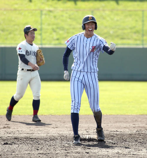 旭川実対白樺学園　5回裏白樺学園2死一、二塁、適時二塁打を放ち吠える川波（撮影・佐藤翔太）