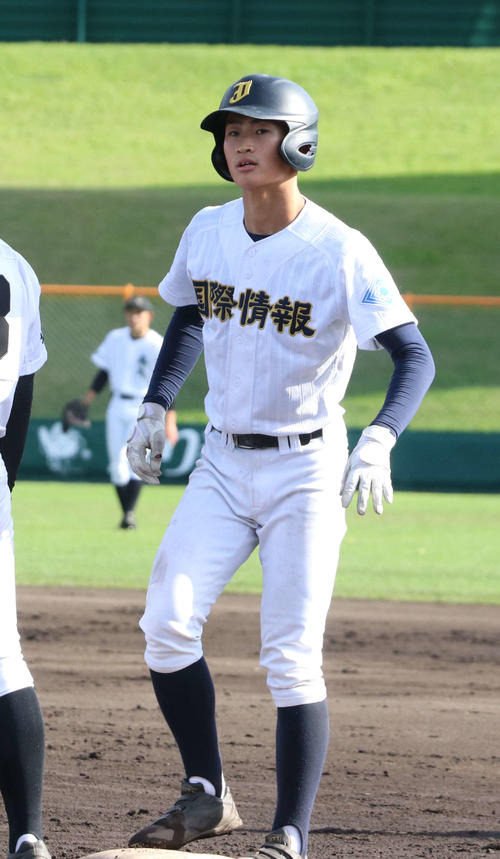 鵡川対札幌国際情報　2回裏札幌国際情報1死二塁、先制の中前適時打を放った高橋瑠（撮影・浅水友輝）