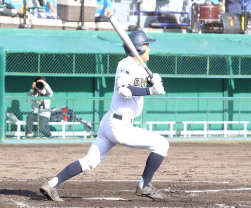 鵡川対札幌国際情報　2回裏札幌国際情報1死二塁、先制の中前適時打を放つ高橋瑠（撮影・浅水友輝）