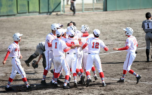 東北学院対仙台商　延長11回裏にサヨナラ勝ちを収め、喜びを爆発させる仙台商ナイン（撮影・相沢孔志）