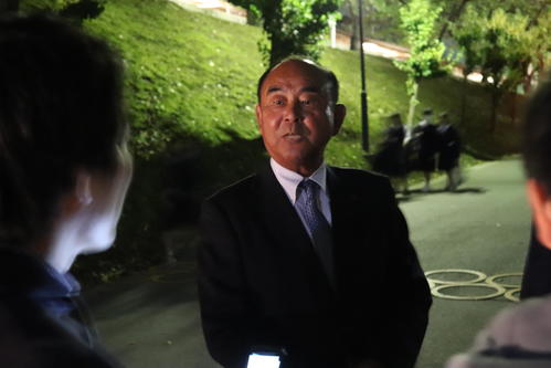 報道陣に応じるDeNA吉田球団代表補佐兼スカウト部長（撮影・金子真仁）