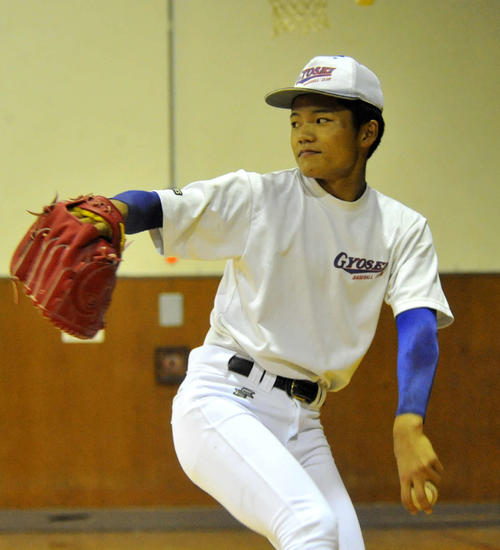 屋内練習でキャッチボールで調整する砂川