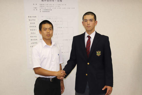 秋季関東大会・抽選会　初戦で対戦が決まり、握手をする（写真左から）習志野・角田主将と前橋育英・須永主将（撮影・保坂淑子）