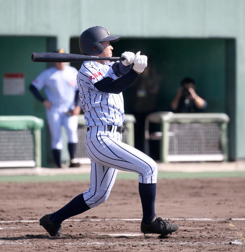 東海大札幌対白樺学園　2回裏白樺学園2死満塁、細谷は走者一掃の適時二塁打を放つ（撮影・佐藤翔太）