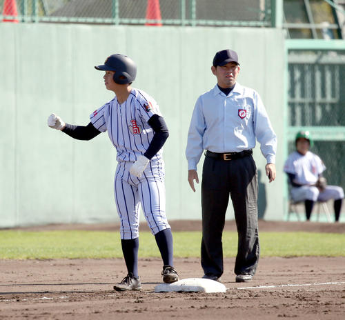 東海大札幌対白樺学園　2回裏白樺学園2死満塁、走者一掃の適時二塁打を放ちガッツポーズする細谷（撮影・佐藤翔太）