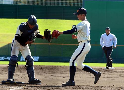 帯広農対北海道栄　初の4強を決め渋谷捕手（左）とグラブタッチする帯広農の千葉俊投手（撮影・永野高輔）