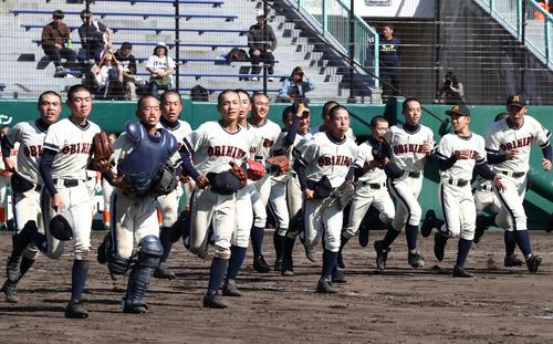 帯広農対北海道栄　4強に進出し駆け出す帯広農ナイン（撮影・黒川智章）