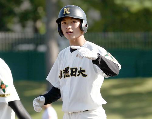 札幌日大対札幌大谷　4回表札幌日大無死二、三塁、左前適時打を放ち笑顔の新谷（撮影・黒川智章）