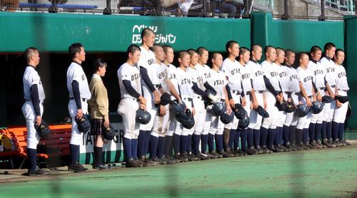 札幌日大対札幌大谷　2連覇を逃し札幌大谷の佐藤主将（左から4人目）は下を向く（撮影・永野高輔）