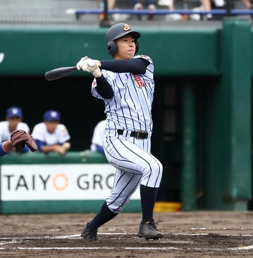 白樺学園対札幌龍谷学園　7回表白樺学園1死満塁、右翼線に2点適時二塁打を放つ細谷（撮影・黒川智章）