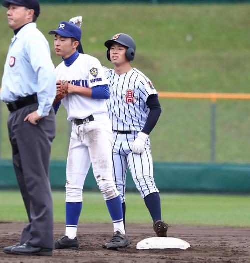 白樺学園対札幌龍谷学園　4回表白樺学園2死満塁、右中間に2点適時二塁打を放ちガッツポーズの細谷（撮影・黒川智章）