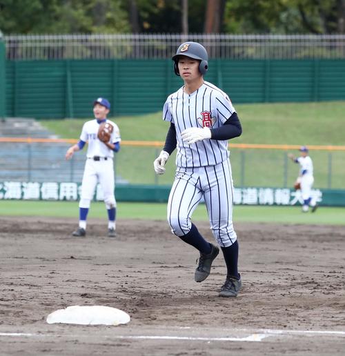 白樺学園対札幌龍谷学園　3回表白樺学園1死、右越え二塁打を放った細谷は一塁ベースを踏み忘れアウトになる（撮影・黒川智章）