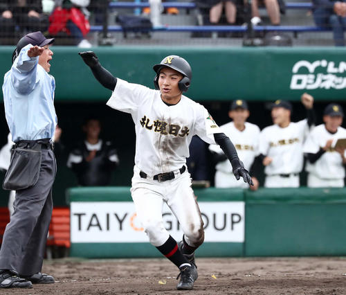 5回裏札幌日大1死二、三塁、菅野の適時打で生還する二塁走者の加藤（撮影・黒川智章）