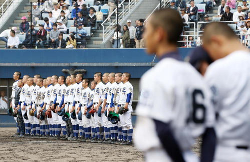 金光大阪に勝利し、校歌を斉唱する初芝立命館ナイン（撮影・前田充）