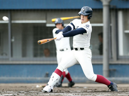 高校野球秋季大阪大会・決勝戦　大阪桐蔭対履正社　2回表大阪桐蔭無死、中前打を放つ仲三河優太（撮影・前田充）