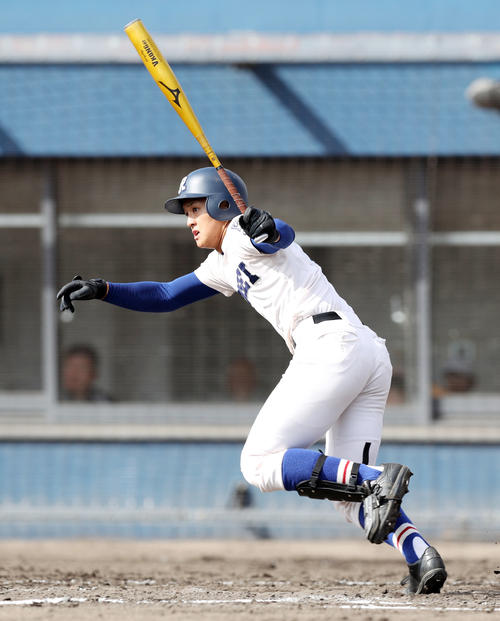 高校野球秋季大阪大会・決勝戦　大阪桐蔭対履正社　4回裏履正社無死一塁、左前打を放つ関本勇輔（撮影・前田充）