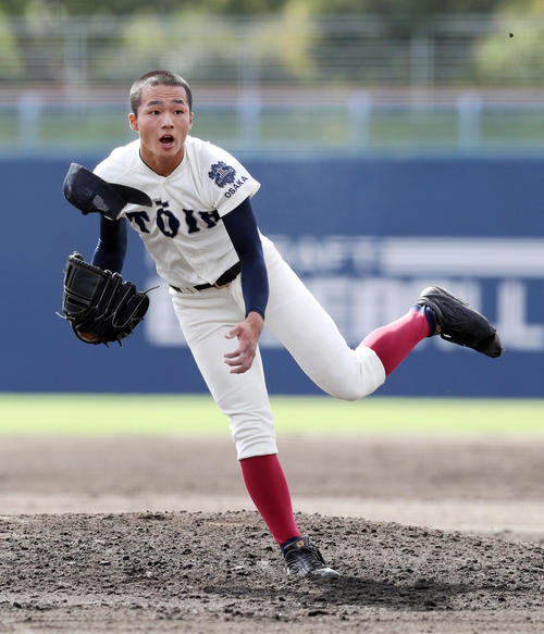 高校野球秋季大阪大会・決勝戦　大阪桐蔭対履正社　先発し力投する大阪桐蔭・藤江星河（撮影・前田充）