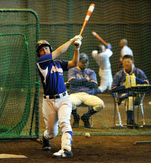 盛岡大付の4番・塚本は関口監督（後方右）が見つめる中、打撃練習で快音を響かせる（撮影・佐々木雄高）