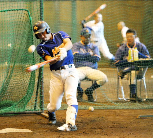盛岡大付の4番塚本悠樹は最終調整で関口清治監督（右）の前で快音を響かせる