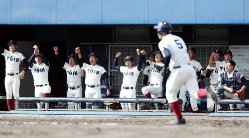 5回表大阪桐蔭2死一、三塁、西野（手前）が先制の適時二塁打を放ち、喜ぶ大阪桐蔭ナイン（撮影・前田充）