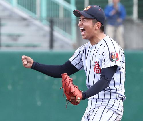 白樺学園対札幌日大　9回裏、優勝を決め叫ぶ坂本武（撮影・黒川智章）