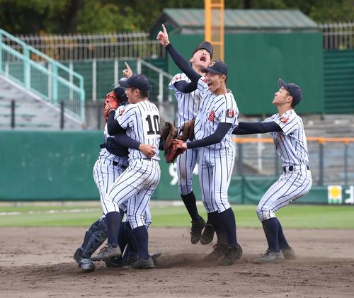 白樺学園対札幌日大　優勝し歓喜する白樺学園ナイン（撮影・黒川智章）